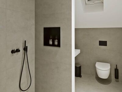 Fugenloses Bad mit Dusche in Mineraloptik